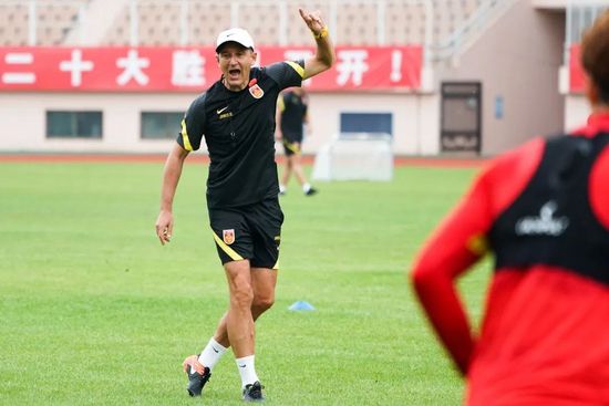 边吃胸边膜下刺激免费视频
